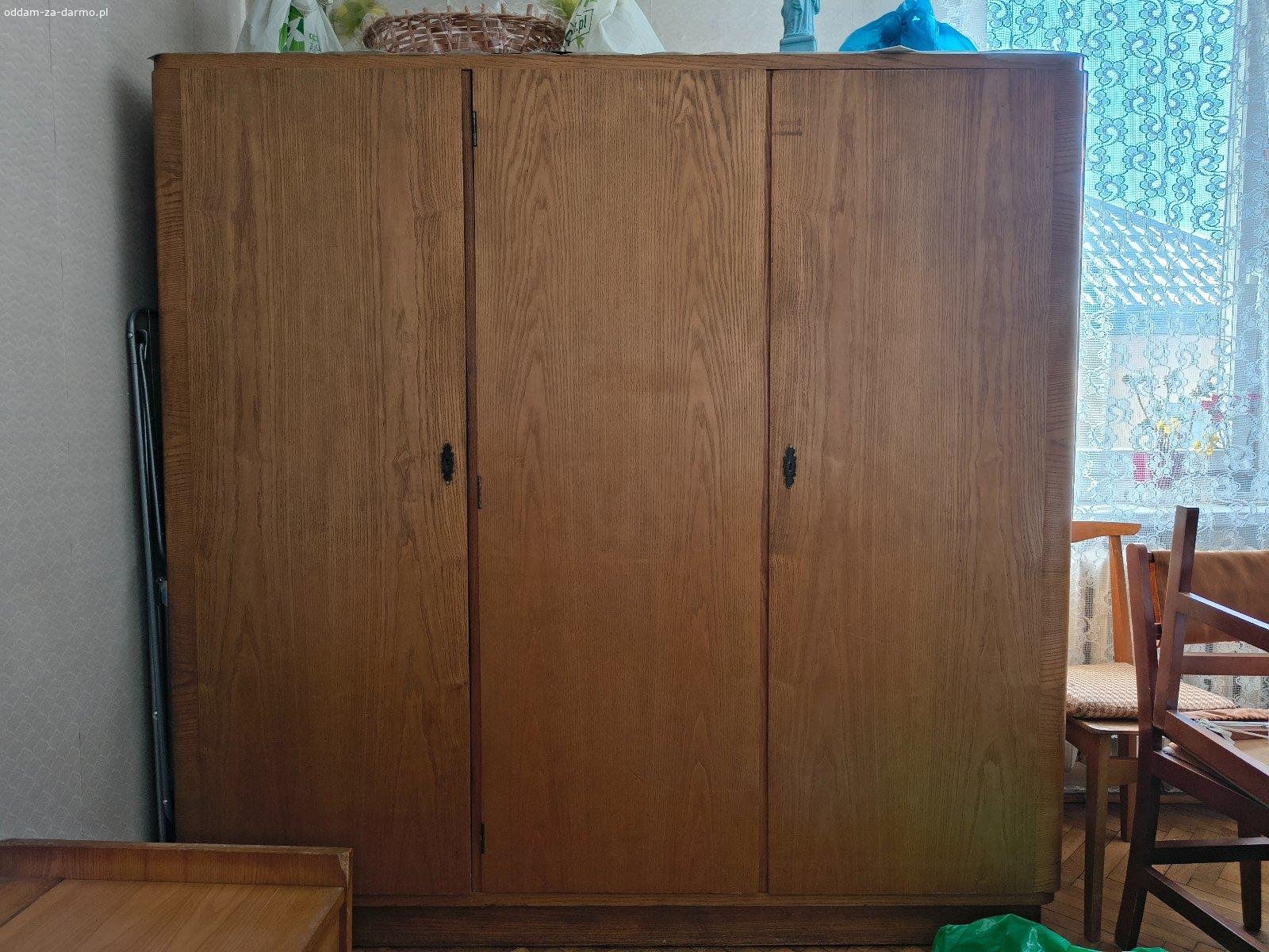 Oddam meble drewniane z lat 50/60. Poz .1 - dwuczęściowa serwantka
poz ,2 - szafka/barek np. pod sprzęt rtv
poz..3 - szafa ubraniowa z regałem na książki
poz.4 - bieliźniarka
poz.5 - szafa ubraniowa
poz.6 - biblioteczka (do renowacji) - brak zdjęcia

Meble można rozmontować na mniejsze elementy, Z uwagi na wiek noszą ślady bieżącego użytkowania.
Po zmontowaniu nie były przenoszone ani demontowane.