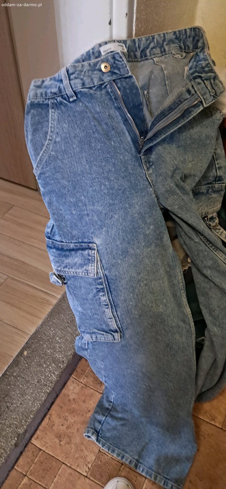 oddam ubrania używane w dobrym stani. oddam ubrania używane w dobrym stanie w różnych rozmiarach i różnych firm buty kurtki płaszczyk bluzki spodenki