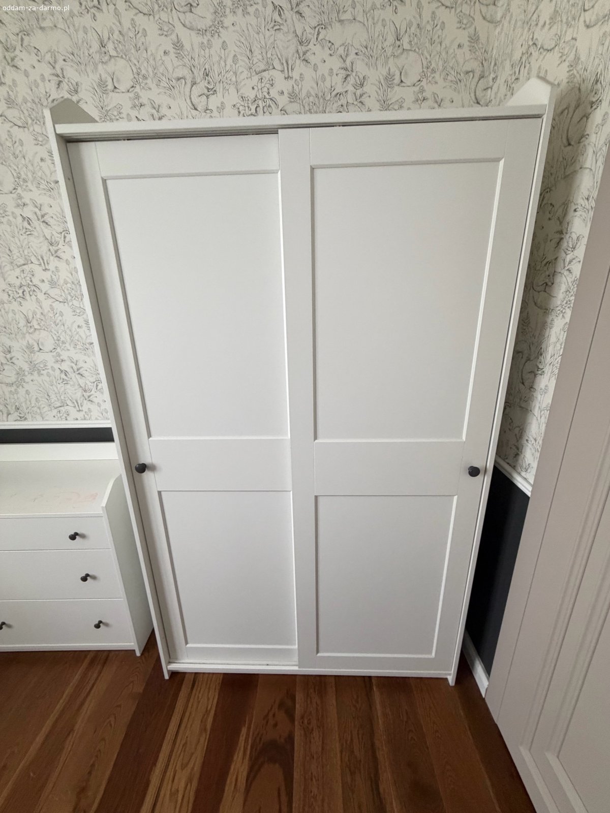 oddam za darmo komplet mebli. Białe meble w bardzo dobrym stanie do oddania za darmo. Odbiór własny