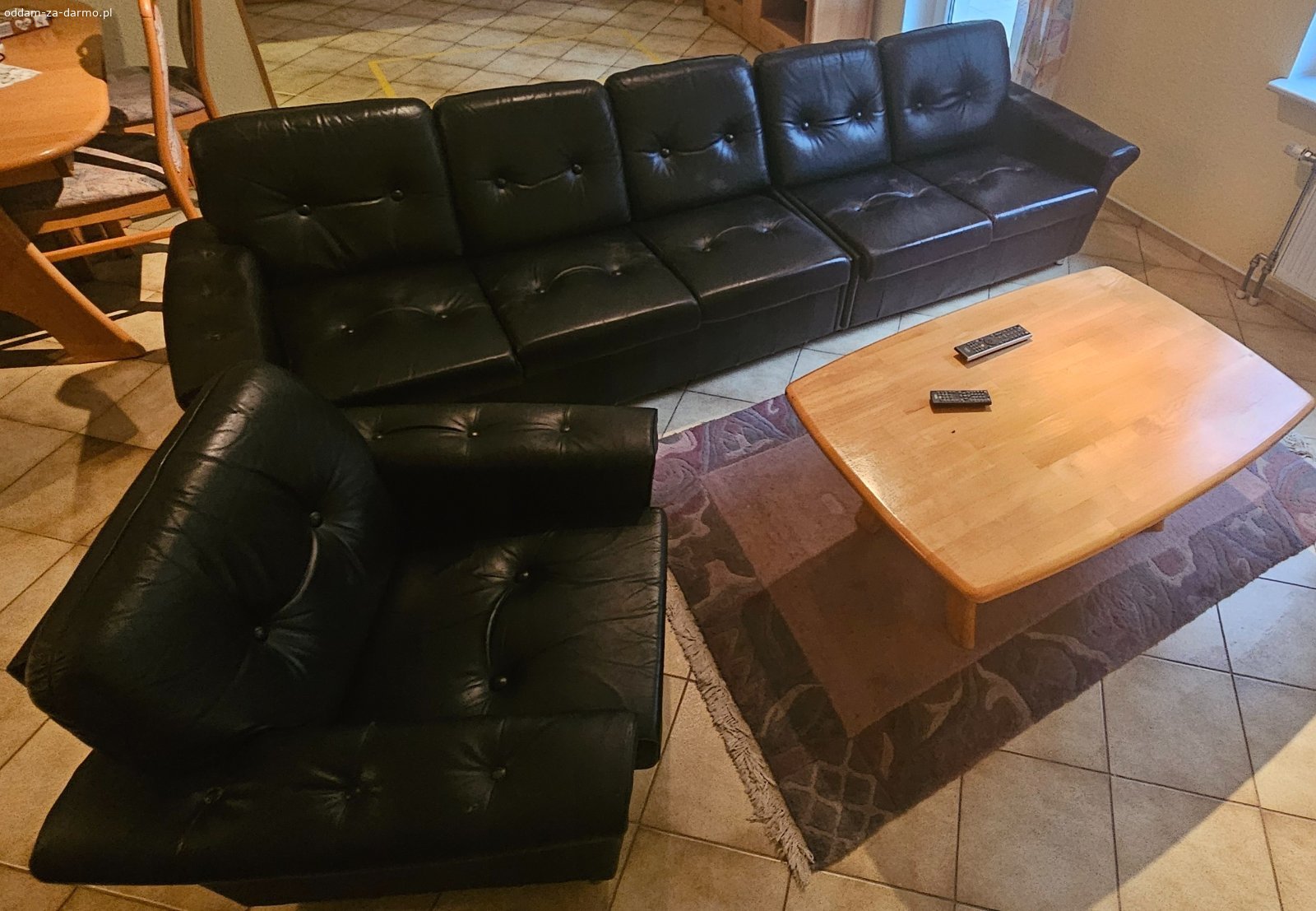 Oddam za darmo komplet wypoczynkowy 3+2+1 – Międzyzdroje. Oddam za darmo komplet wypoczynkowy w kolorze czarnym, składający się z dwóch kanap (3-osobowej i 2-osobowej) oraz fotela.

Meble są używane.

Komplet może jeszcze komuś dobrze posłużyć, np. do mieszkania, domku letniskowego lub na działkę.

Odbiór osobisty w Międzyzdrojach.

Wyniesienie i transport we własnym zakresie.

Zapraszam zainteresowane osoby do kontaktu.