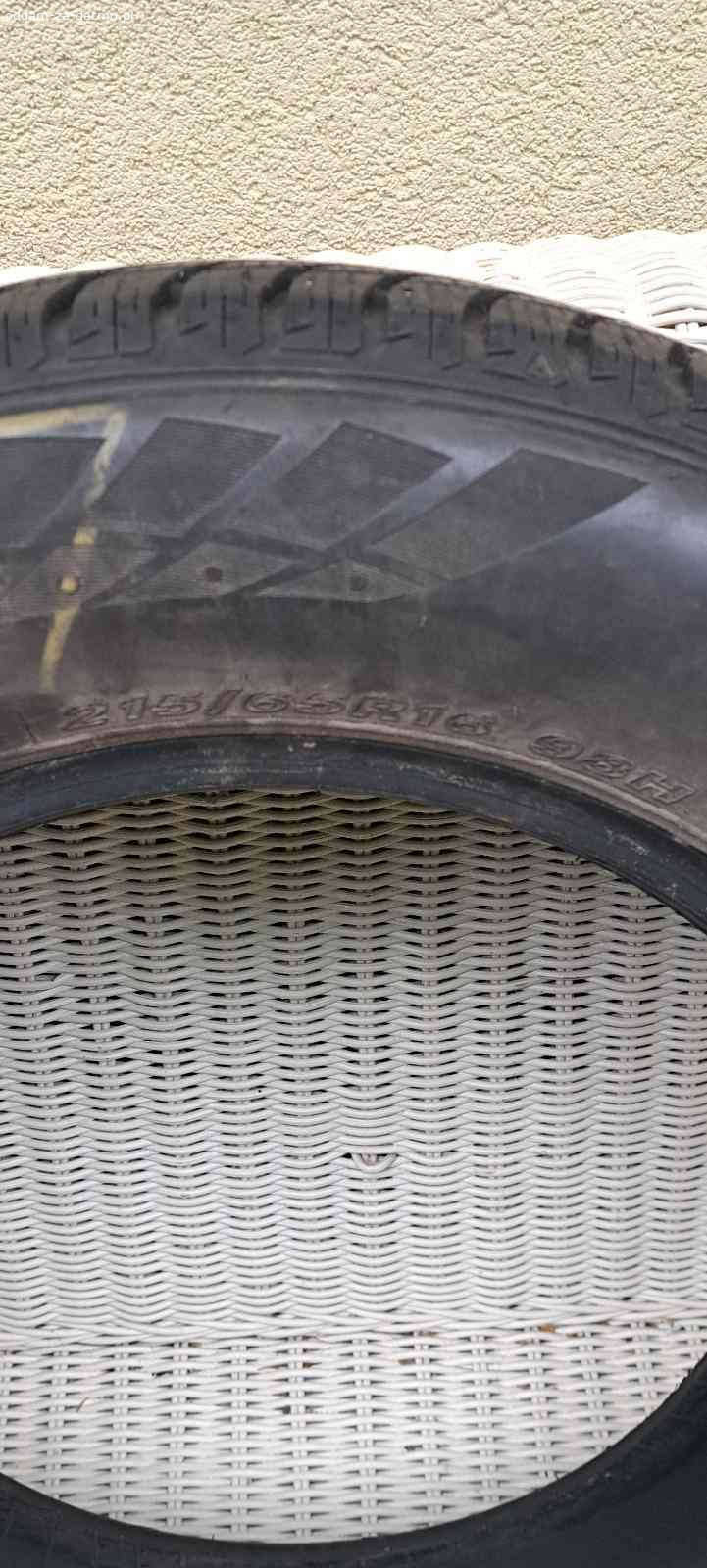 Opony zimowe. 2 sztuki opon zimowych Nexen 215/65R16 98H produkcji koreańskiej. Stan dobry. Odbiór własny.