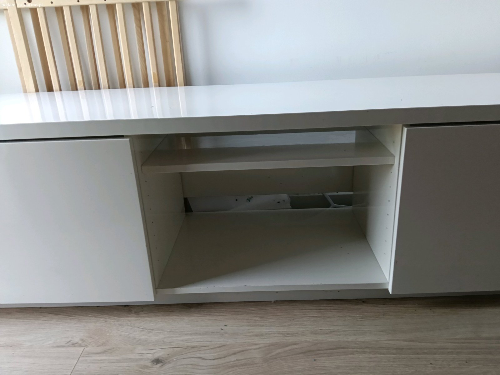 SZAFA + szafka pod TV. Mam do oddania
1. szafę (wieszak + 2 szuflady na dole), wymiary: 80x204 gł.55 cm
2. szafkę pod TV, wymiary: 160x45 gł.41,5 cm, Ikea besta, biały połysk
Na blacie szafki widać ubytki lakieru.
W szafie plecówka była do poprawy.
MEBLE CZEKAJĄ DO KOŃCA TYGODNIA.