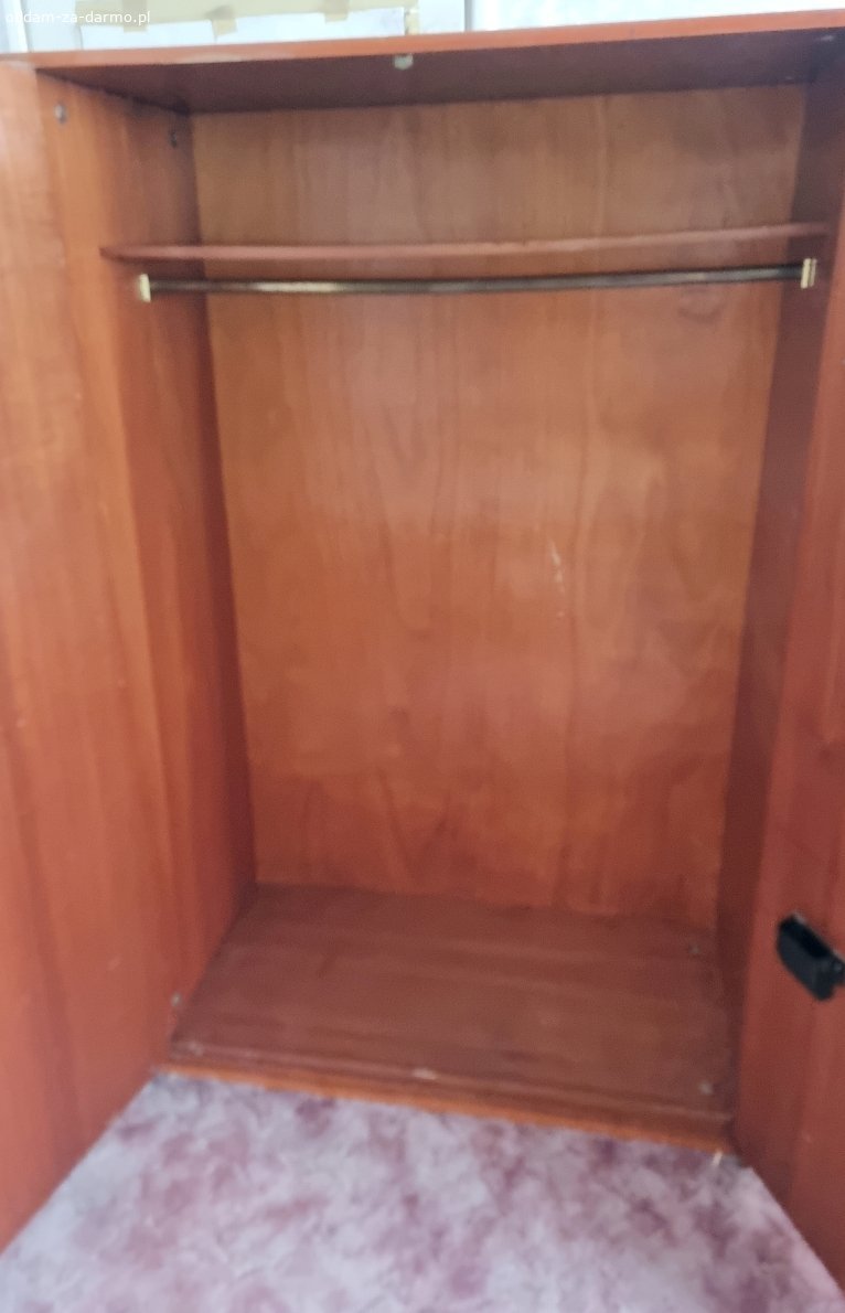 Szafa trzydrzwiowa z lat PRL, wysoki połysk, pojemna. Oddam szafę trzydrzwiową z okresu PRL. Mebel wykończony na wysoki połysk, co nadaje mu elegancki wygląd. Jest bardzo pojemny, pomieści sporo rzeczy.
Lewa część szafy zawiera 5 półek na ubrania, pościel itd.
Środkowa i prawa część szafy zawiera górną półkę oraz drążek na wieszaki dla ubrań wiszących.

Stan określam jako dobry, jak na swój wiek. Widoczne są ślady użytkowania, drobne uszkodzenia forniru na górnej krawędzi szafy (nad drzwiami), do ewentualnej niewielkiej renowacji.

Idealna jako mebel z duszą dla konesera.

Nie wysyłam, odbiór własny z Legionowa k/Warszawy (po wcześniejszym umówieniu terminu).

Zapraszam do kontaktu