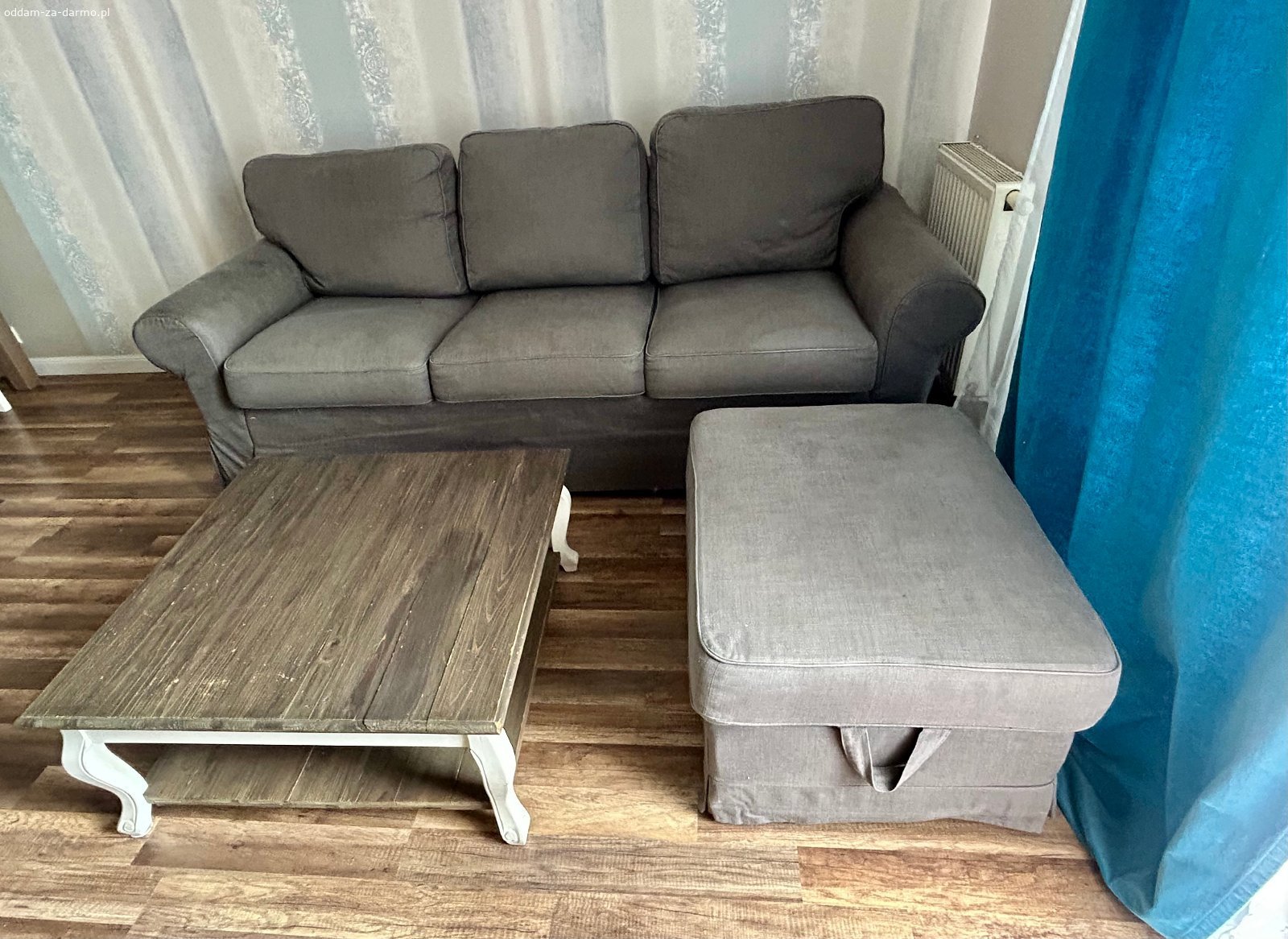 Używana sofa  Ektorp 3s. z funkcją spania, podnóżek i stolik. Oddam za darmo - odbiór osobisty - używaną sofę  Ektorp 3 os. z funkcją spania plus podnóżek i stolik kawowy.

https://www.ikea.com/pl/pl/p/ektorp-sofa-3-osobowa-hakebo-ciemnoszary-s39508998/#content

Sofa ma już swoje lata, ale można jeszcze ją użytkować. Funkcja rozkładania działa. Panel pod siedziskiem (zaznaczony na zdjęciu strzałką) odpada gdy siada się na sofie odsłaniając nogi sofy. Ewentualnie do naprawy we własnym zakresie lub do użytkowania jako łóżko na stałe, bez konieczności składania i rozkładania. Do tego z tej samej serii podnóżek z miejscem na przechowywanie i stolik kawowy (80x80cm) widoczny na zdjęciu. 
Sofa pochodzi z mieszkania, w którym nigdy nie paliło się papierosów.

Uwaga: Sofa znajduje się na drugim piętrze w bloku bez windy. Żeby ją znieść trzeba siły i być może częściowego demontażu, bo jest dość ciężka. 
Zapraszam śmiałków.