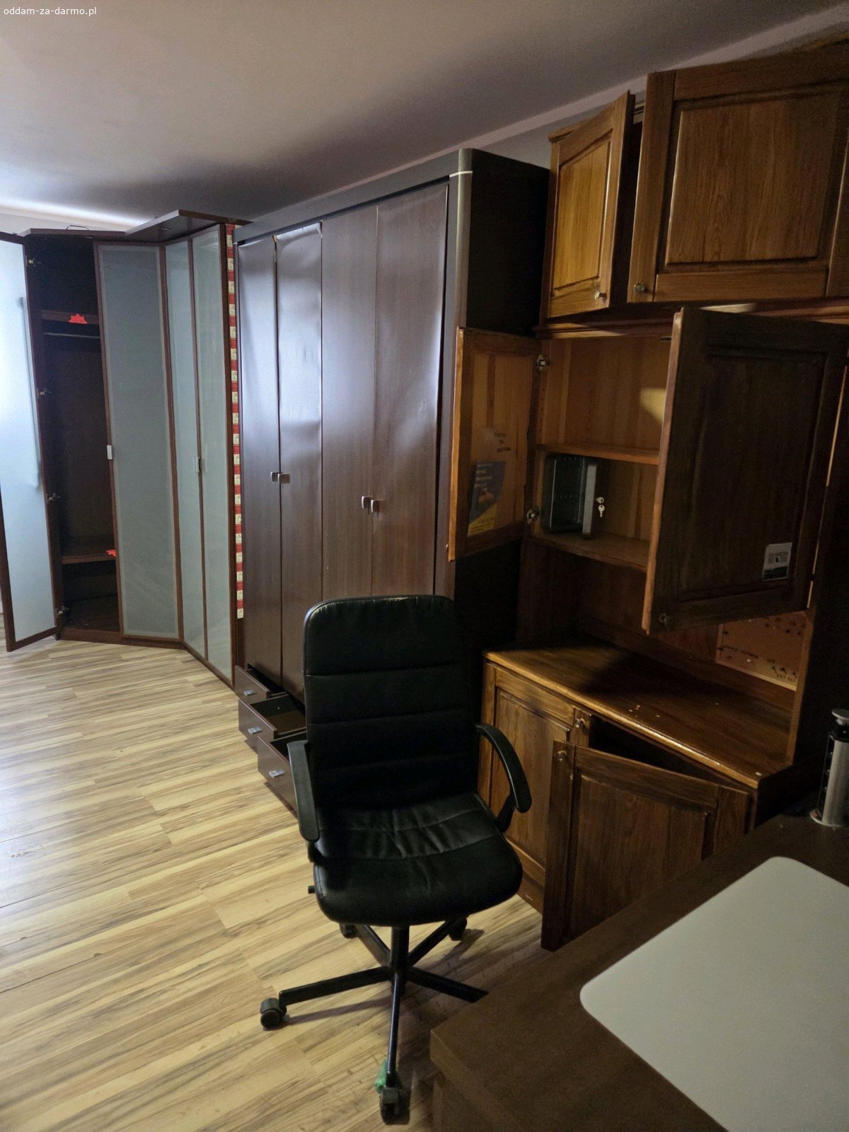 ? WYPOSAŻENIE HOSTELU ZA DARMO. ? WYPOSAŻENIE HOSTELU ZA DARMO (40+ łóżek, meble, AGD) - Odbiór do soboty!

Oddam za darmo wyposażenie hostelu. Wszystko do zabrania w całości lub w większych partiach.
Co jest do wzięcia:
?️ Łóżka piętrowe: ok. 40 sztuk.?️ Łóżka pojedyncze: kilka sztuk.
? Wyposażenie wspólne: Stoły, krzesła, szafy.
? Sprzęt: Telewizory, lodówki, mikrofale, czajniki.
? Inne: Wiele innych elementów wyposażenia.⚠️

 WARUNKI:Odbiór osobisty i transport we własnym zakresie.
Koniecznie do soboty [Data, np. 09.05]!
? Lokalizacja: Warszawa Wawer
Kto pierwszy, ten lepszy.Zainteresowany? 
Wyślij SMS: ? 604204343